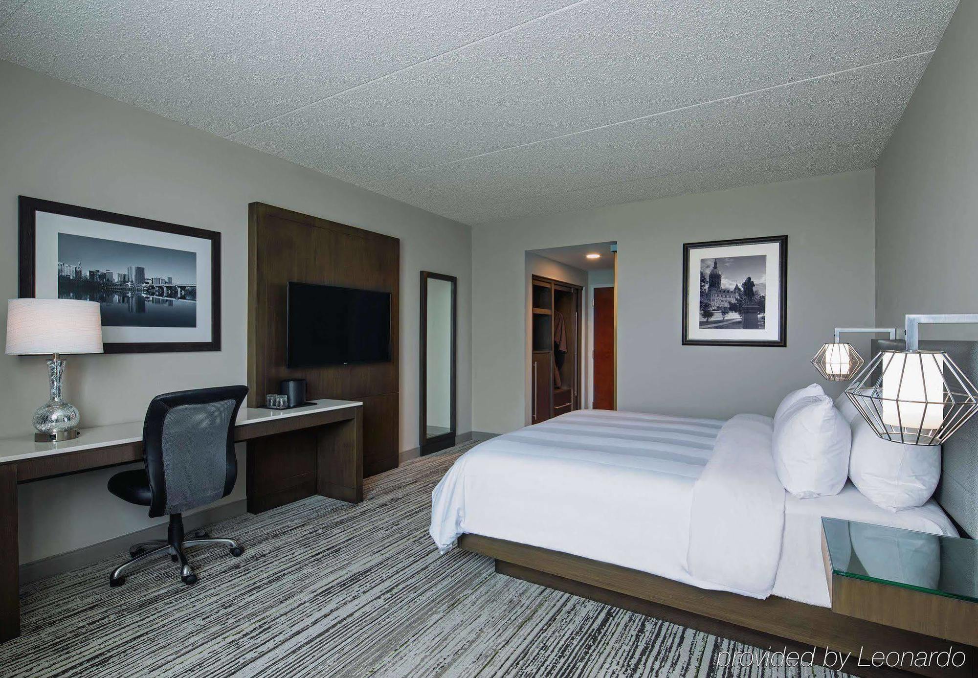 Marriott Hartford/Windsor Airport Hotel Room photo